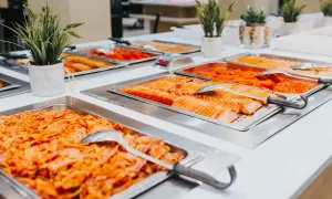 Bandejas de salmón y otros platos de quinta gama en un buffet.