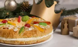 Roscon de Reyes con crema, decorado con frutas escarchadas y almendras. ¡Se puede congelar el roscon de reyes para disfrutarlo más tarde!