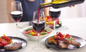 Servicio de vino tinto, ideal para acompañar carnes y verduras. Disfruta de una crianza sobre lías en cada sorbo.