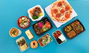 Variedad de platos listos para llevar, ideal para conocer los requisitos para abrir una tienda de comida preparada.