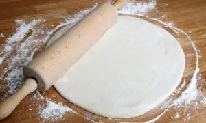 Masa de pizza lista para estirar con rodillo. La levadura para pizza ha hecho su magia.