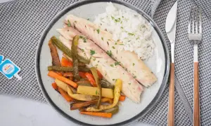 Lubina al horno con verduras y arroz. Descubre el tiempo y temperatura perfectos para esta receta saludable.