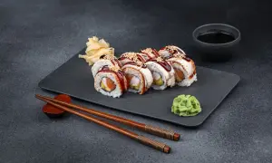 Rollos de sushi con anguila y salmón, servidos con wasabi y jengibre. ¡Se puede congelar el sushi para disfrutarlo más tarde!