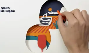Guía Repsol: cómo conseguir un solete. Mano colocando piezas de papel recortado: cesta con peces, copa y sol.
