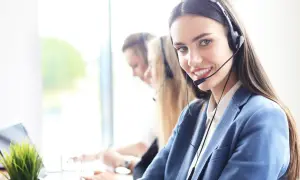 Sonriente personal de sala con auriculares, lista para atenderte.