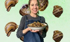 Mujer sonriente con delantal de mezclilla, sosteniendo un plato de caracoles al horno. Varios caracoles flotan alrededor.