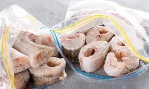 Pescado congelado en bolsas. Para evitar el anisakis, el pescado debe estar congelado al menos 24 horas a -20°C.