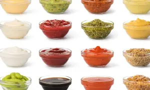 Variedad de salsas y aderezos en cuencos de cristal. Ingredientes clave para emulsionantes naturales en la cocina, como mayonesa, guacamole y mostaza.
