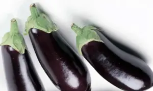 Tres berenjenas oscuras listas para aprender como quitar el amargor a las berenjenas y disfrutar de su sabor.