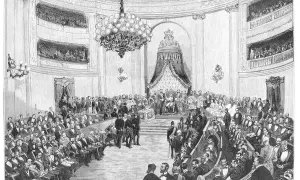 Sesión regia de apertura de Cortes en Madrid. La imagen ilustra un momento clave de la Restauración, con el rey en su trono y la cámara llena de asistentes.