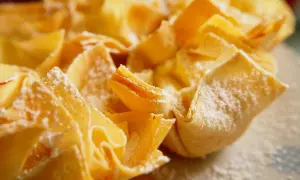 Deliciosos cestitos de hojaldre crujiente, espolvoreados con azúcar glas. Un truco para que el hojaldre no se ablande es hornearlo bien.
