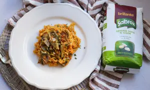Arroz con alcachofas, listo para disfrutar. El secreto para un arroz perfecto es saber qué es rehogar en cocina, para que absorba todo el sabor.