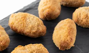 Croquetas doradas y crujientes listas para freír. Perfectas para un aperitivo rápido.