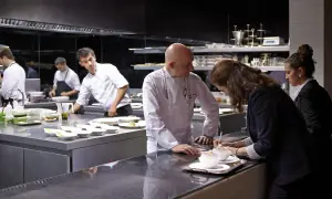 Chefs en cocina profesional preparan platos para conseguir una estrella Michelin.