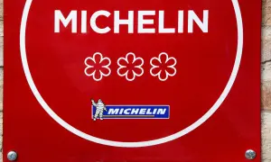 Placa roja Michelin con tres estrellas, símbolo de un chef con mas estrellas michelin.