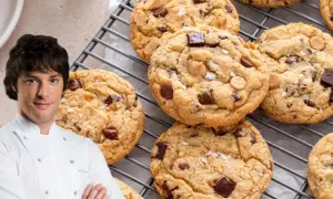 Chef muestra deliciosas clases de galletas con chispas de chocolate y trozos de caramelo, espolvoreadas con sal marina.