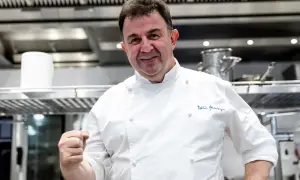 Chef Martín Berasategui, sonriendo y mostrando su puño, en su cocina. ¿Cuántas estrellas Michelin tiene Martín Berasategui?