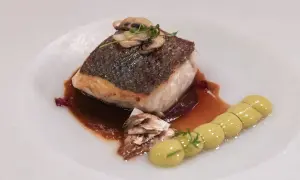 Delicioso filete de lubina a baja temperatura, con champiñones y una guarnición de puré verde.