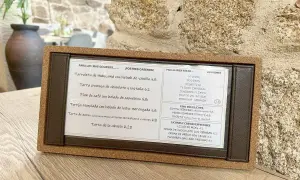 Carta de bebidas y postres caseros. Incluye infusiones, vinos dulces y licores.