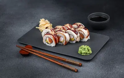 Rollos de sushi con anguila y salmón, servidos con wasabi y jengibre. ¡Se puede congelar el sushi para disfrutarlo más tarde!