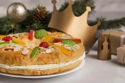 Roscon de Reyes con crema, decorado con frutas escarchadas y almendras. ¡Se puede congelar el roscon de reyes para disfrutarlo más tarde!