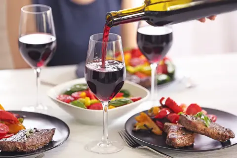 Servicio de vino tinto, ideal para acompañar carnes y verduras. Disfruta de una crianza sobre lías en cada sorbo.