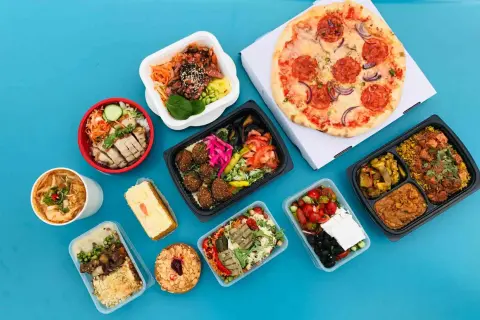 Variedad de platos listos para llevar, ideal para conocer los requisitos para abrir una tienda de comida preparada.