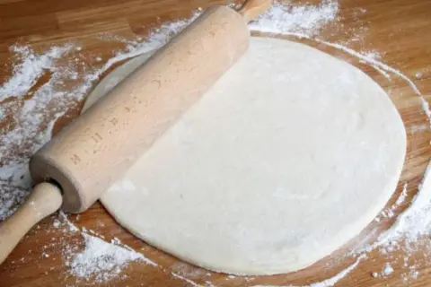 Masa de pizza lista para estirar con rodillo. La levadura para pizza ha hecho su magia.