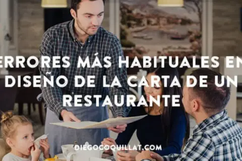 Un camarero presenta la carta a una familia en un restaurante. El **diseño de restaurante** es clave para una buena experiencia.