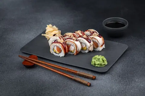 Rollos de sushi con anguila y salmón, servidos con wasabi y jengibre. ¡Se puede congelar el sushi para disfrutarlo más tarde!