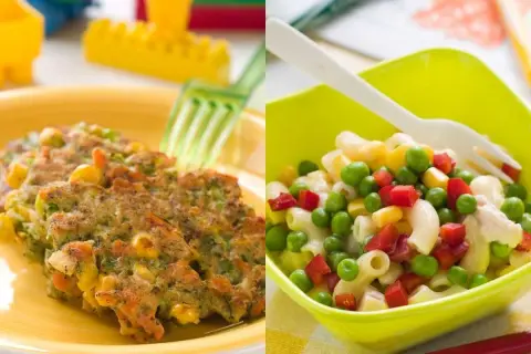 Tortitas de verduras y ensalada de pasta con guisantes y maíz, ideas de recetas con verduras para niños.