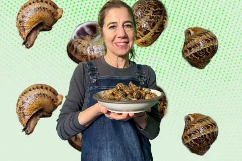 Mujer sonriente con delantal de mezclilla, sosteniendo un plato de caracoles al horno. Varios caracoles flotan alrededor.
