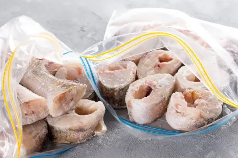 Pescado congelado en bolsas. Para evitar el anisakis, el pescado debe estar congelado al menos 24 horas a -20°C.