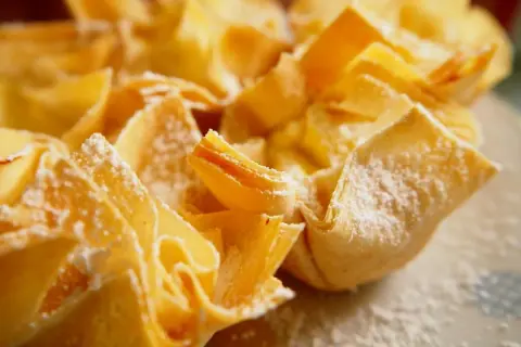 Deliciosos cestitos de hojaldre crujiente, espolvoreados con azúcar glas. Un truco para que el hojaldre no se ablande es hornearlo bien.
