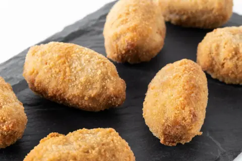 Croquetas doradas y crujientes listas para freír. Perfectas para un aperitivo rápido.