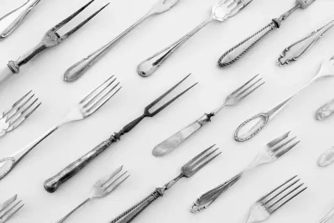 Un surtido de tenedores de plata, algunos antiguos, otros modernos. ¿Cuántos tenedores puede tener un restaurante? ¡Muchos!