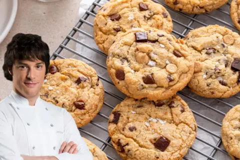 Chef muestra deliciosas clases de galletas con chispas de chocolate y trozos de caramelo, espolvoreadas con sal marina.