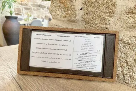 Carta de bebidas y postres caseros. Incluye infusiones, vinos dulces y licores.