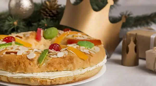Roscon de Reyes con crema, decorado con frutas escarchadas y almendras. ¡Se puede congelar el roscon de reyes para disfrutarlo más tarde!