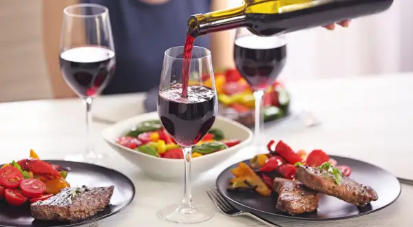 Servicio de vino tinto, ideal para acompañar carnes y verduras. Disfruta de una crianza sobre lías en cada sorbo.
