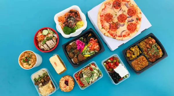 Variedad de platos listos para llevar, ideal para conocer los requisitos para abrir una tienda de comida preparada.