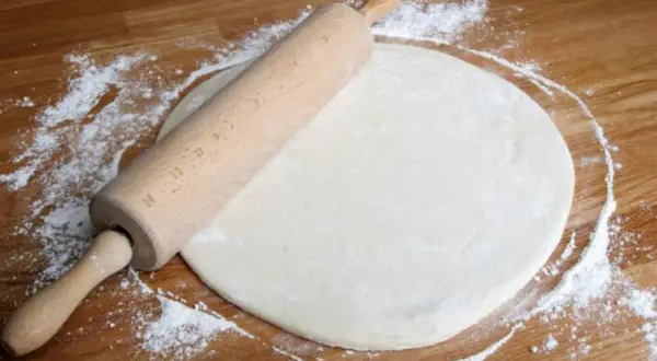 Masa de pizza lista para estirar con rodillo. La levadura para pizza ha hecho su magia.