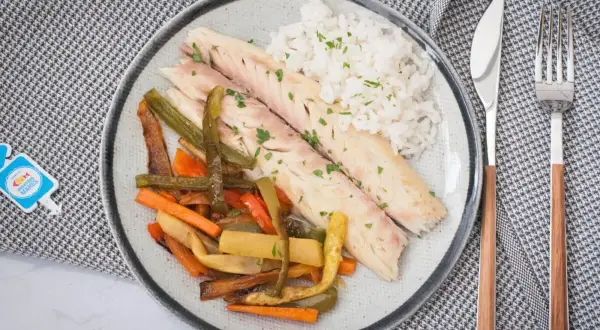 Lubina al horno con verduras y arroz. Descubre el tiempo y temperatura perfectos para esta receta saludable.