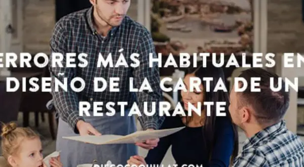 Un camarero presenta la carta a una familia en un restaurante. El **diseño de restaurante** es clave para una buena experiencia.