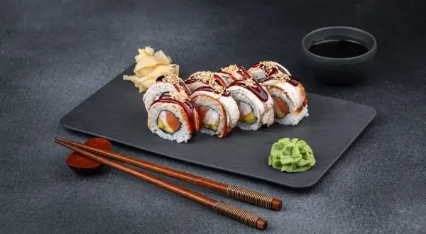 Rollos de sushi con anguila y salmón, servidos con wasabi y jengibre. ¡Se puede congelar el sushi para disfrutarlo más tarde!