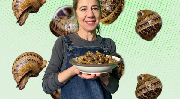 Mujer sonriente con delantal de mezclilla, sosteniendo un plato de caracoles al horno. Varios caracoles flotan alrededor.