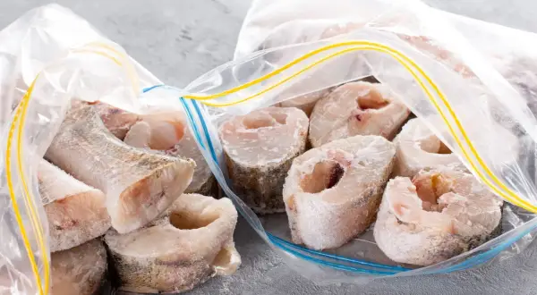 Pescado congelado en bolsas. Para evitar el anisakis, el pescado debe estar congelado al menos 24 horas a -20°C.