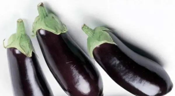 Tres berenjenas oscuras listas para aprender como quitar el amargor a las berenjenas y disfrutar de su sabor.