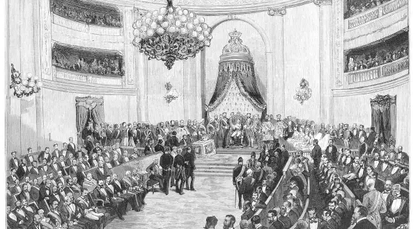 Sesión regia de apertura de Cortes en Madrid. La imagen ilustra un momento clave de la Restauración, con el rey en su trono y la cámara llena de asistentes.