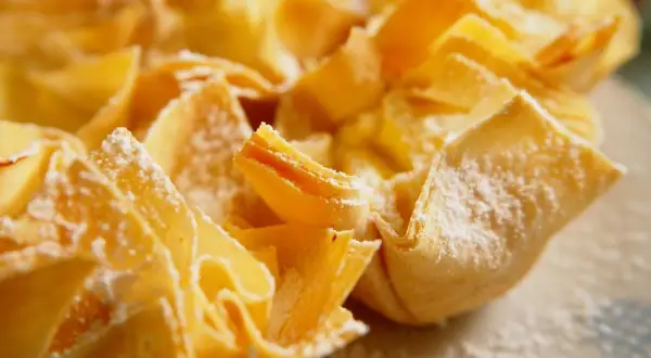 Deliciosos cestitos de hojaldre crujiente, espolvoreados con azúcar glas. Un truco para que el hojaldre no se ablande es hornearlo bien.